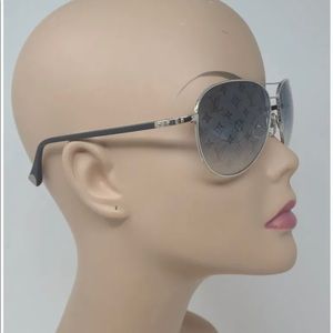 Louis Vuitton
Aviator sunglasses
Very good condition
Silver, Metal